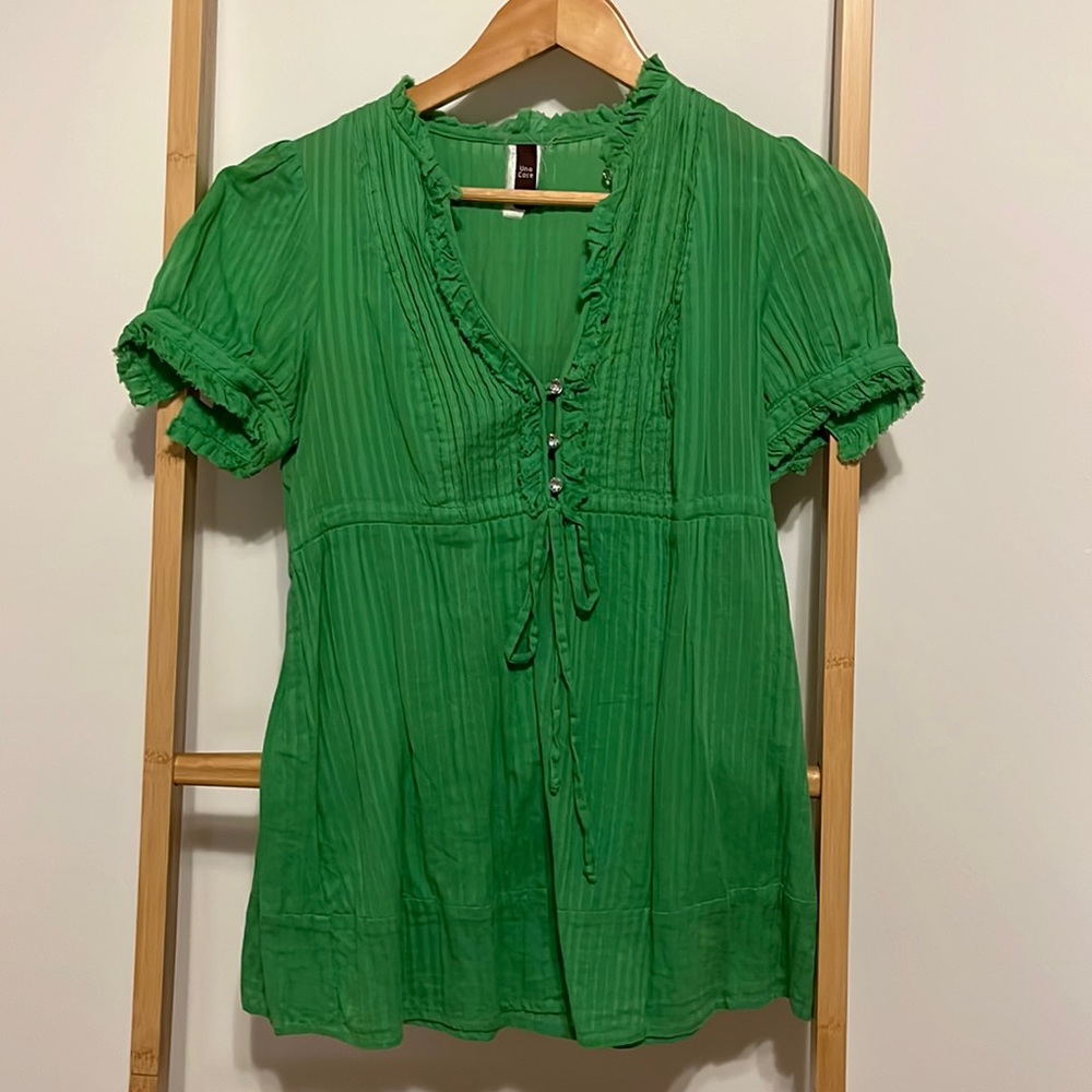 Green Unocore Top with crystal-like buttons
